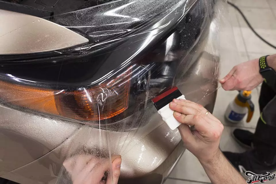 Toyota LC200. Окрас масок фар и решетки радиатора. Восстановительная полировка стёкол фар и защита полиуретаном.